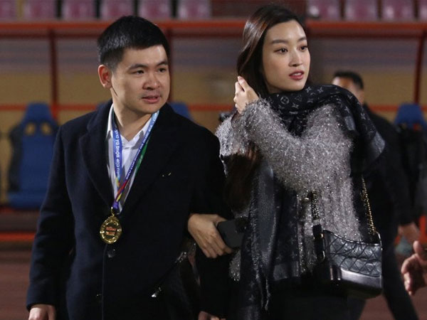 Đỗ Mỹ Linh lại 'thắp sáng' sân cỏ với cây đồ hiệu sang chảnh, mẹ chồng không thua với đẳng cấp 'phu nhân tỉ phú'
