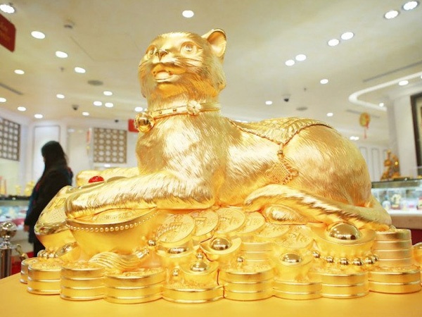 Xuất hiện mèo vàng 'khủng' nặng 48kg, được làm từ hơn 1.279 lượng vàng 9999 trước ngày vía Thần Tài tại Hà Nội