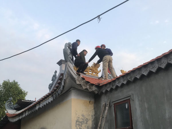 Cảnh sát leo nóc đền khống chế kẻ giết người vì nghĩ 'ma xó theo dõi'