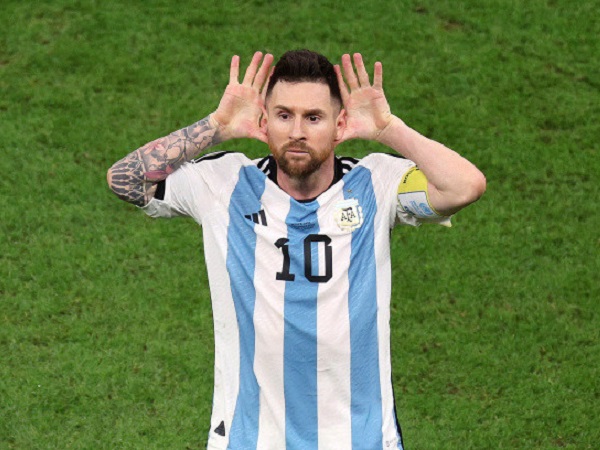 Messi hối hận vì cư xử không phải với Van Gaal và chửi tiền đạo Hà Lan là 'thằng ngu'