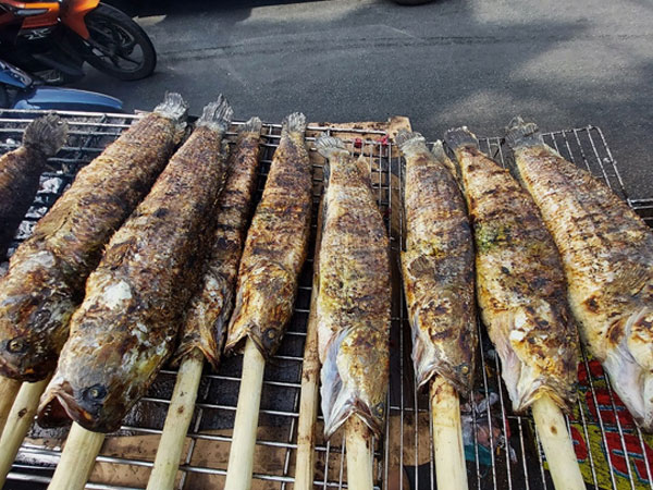 Bán cá lóc nướng cúng Thần Tài, quán vỉa hè chờ thu cả tỷ đồng trong một ngày