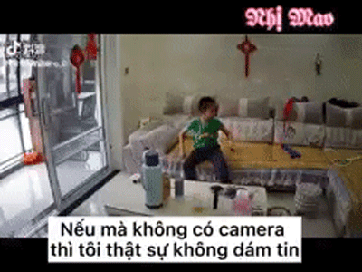 Phát hiện con lười học và thường hay lươn lẹo, bố đặt camera theo dõi nhưng vẫn ngã ngửa khi trông thấy cảnh này