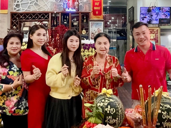 Ngọc Sơn, Lý Hùng và dàn sao mua vàng ngày vía Thần Tài