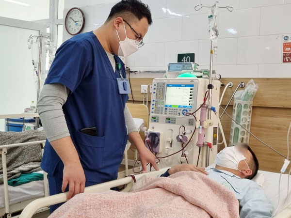 Sau chầu nhậu khai xuân, hàng loạt nam giới phải vào viện vì rượu rởm