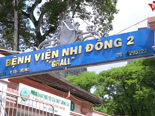 Bé 3 tuổi tử vong sau khi ngã vào hồ cá ở quán cà phê