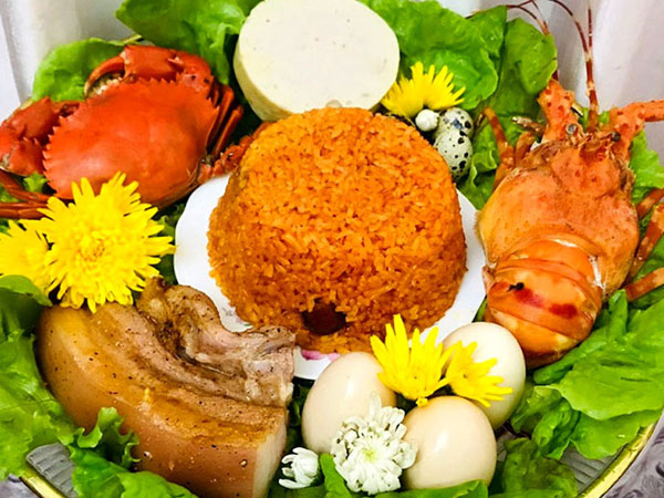 Mâm cỗ cúng Thần Tài tràn ngập tôm hùm, chủ hàng phải từ chối bớt khách