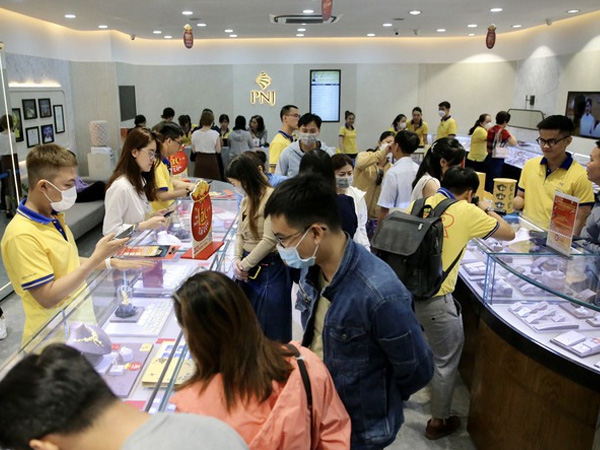 Ngày Thần Tài thay vì mua vào, nhiều người... mang cả vàng cưới đi bán!