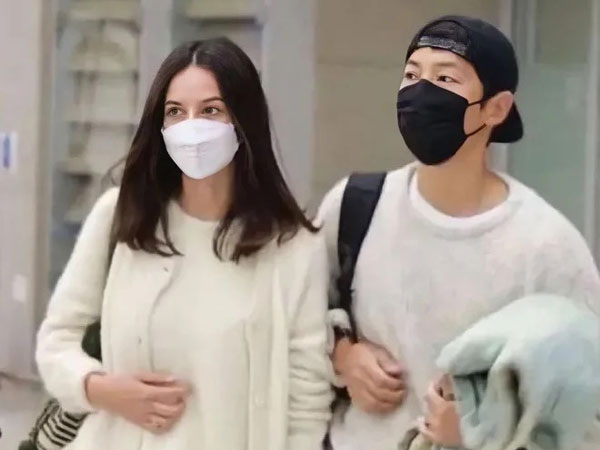 Thái độ của bố mẹ Song Joong Ki khi nhắc đến con dâu mới gây tranh cãi