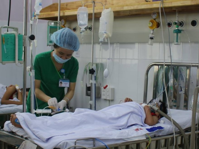 Không muốn đưa con đi viện vào ngày Tết, bé 5 tháng tuổi tím tái toàn thân