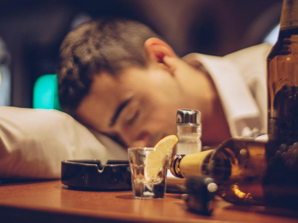 Dấu hiệu ngộ độc rượu cần đến viện cấp cứu ngay nếu không muốn mất mạng