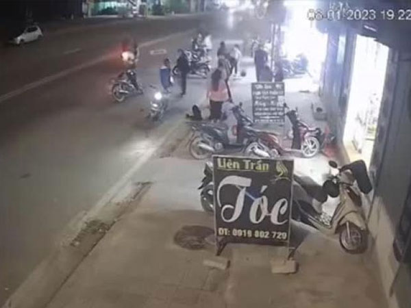 Clip: Mắc lỗi nguy hiểm, nữ tài xế lái xe máy điện bị tông cực mạnh, 2 người nằm gục