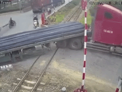 Vụ tàu hỏa tông xe đầu kéo: Tài xế ô tô, nhân viên bị xem xét trách nhiệm thế nào?