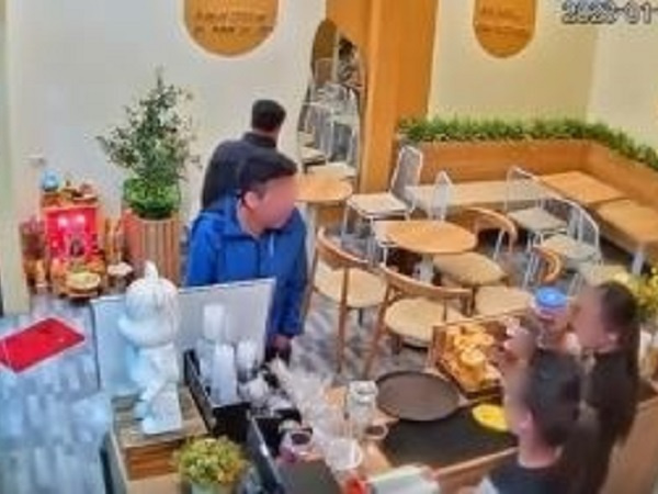 Vào quán trà sữa, thanh niên bất ngờ hỏi: 'Ở đây có tay vịn không' và câu trả lời cực gắt của nhân viên