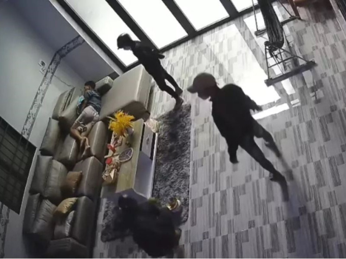 Clip: Trộm cầm hung khí đi nghênh ngang trong nhà, gia chủ thoát chết nhờ... ngủ say không biết gì