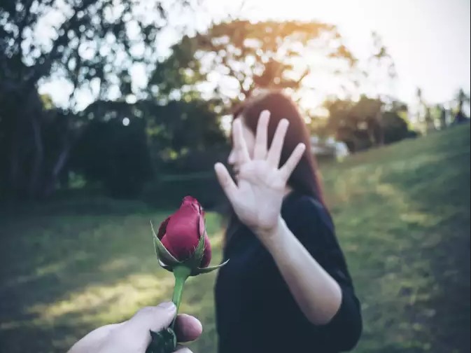 Tán tỉnh cô gái bị từ chối đau đớn, gã đàn ông... kiện luôn cô ra tòa đòi bồi thường 53 tỷ đồng