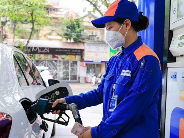 Hai ông lớn bán lẻ xăng dầu thu hàng nghìn tỷ đồng mỗi ngày