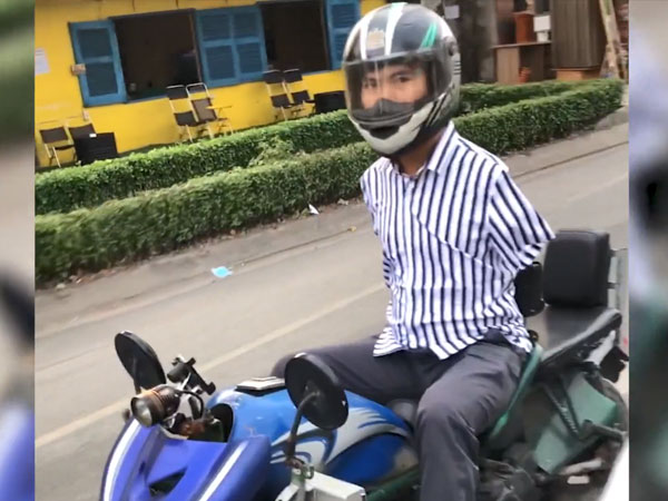Xem 'người không tay' đi được xe máy giữa đường phố đông đúc