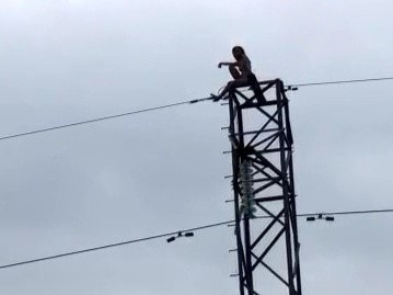 CLIP: Giải cứu cô gái nghi 'ngáo đá', khỏa thân ngồi vắt vẻo trên cột điện cao thế