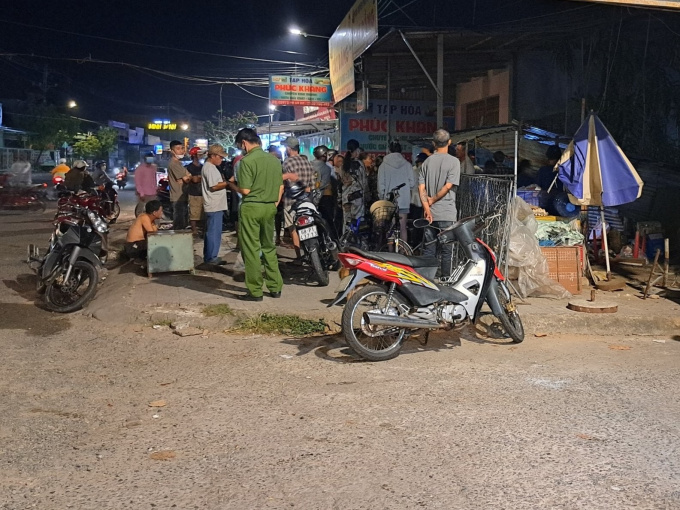 Bé 2 tuổi ngồi chơi bên đường, bị xe 4 chỗ tông tử vong