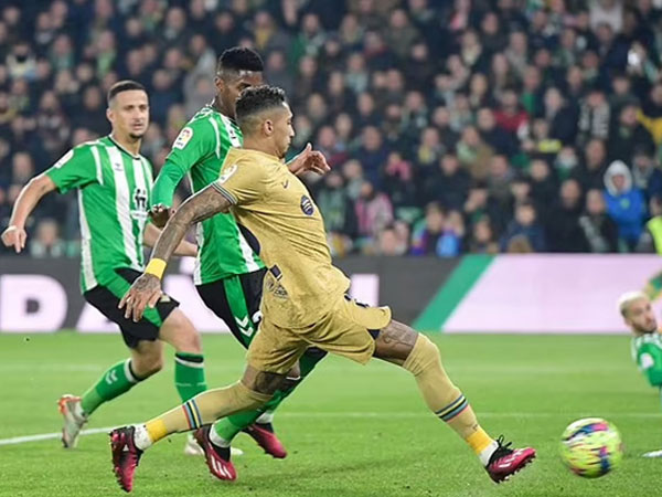 Thắng trận thứ 9 liên tiếp, Barca bỏ xa Real 8 điểm