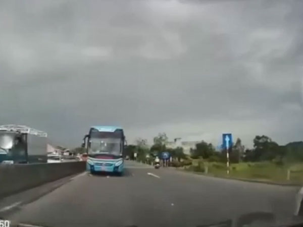Phẫn nộ với hàng loạt chiếc xe khách to lớn lao vào làn ngược chiều vì sợ tắc đường