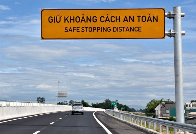 Lái ô tô trên đường, giữ khoảng cách với xe trước thế nào cho đúng?