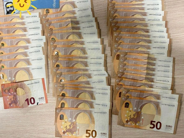 Nam hành khách quốc tịch Pháp bỏ quên áo khoác chứa 2.300 Euro ở sân bay Nội Bài