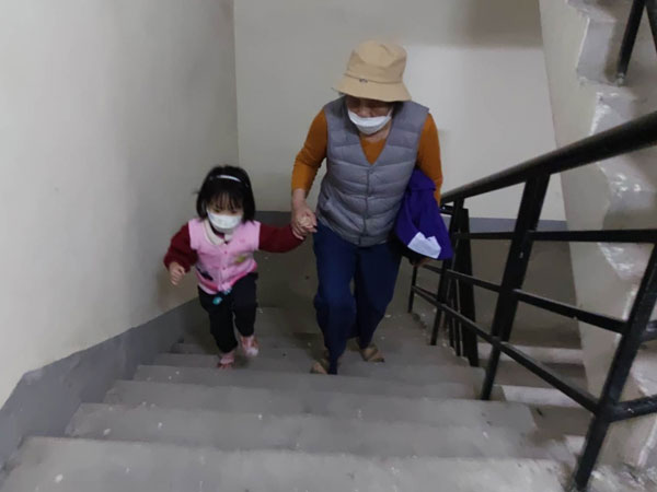 Vụ cháy ở chung cư đông dân nhất Hà Nội: '3 lượt, gia đình tôi đi bộ gần 90 tầng'