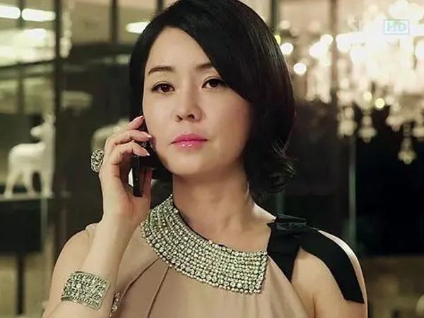 Chạm mặt chồng cùng bồ trẻ tại khách sạn, vợ bẽ bàng vì mình cũng đang trong tình cảnh trơ trẽn này
