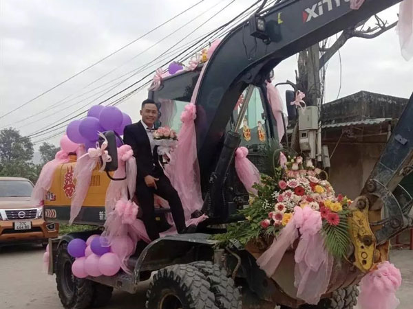 Độc lạ Nghệ An, chú rể lấy luôn máy xúc làm phương tiện đón dâu