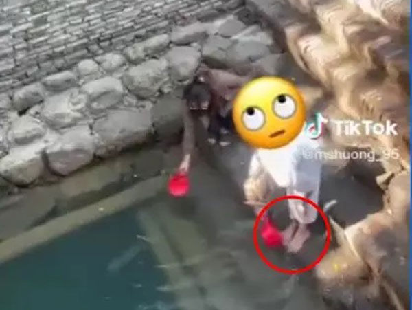 Đi Giếng Ngọc xin lộc đầu năm, ai nấy phẫn nộ vì cô gái vô duyên