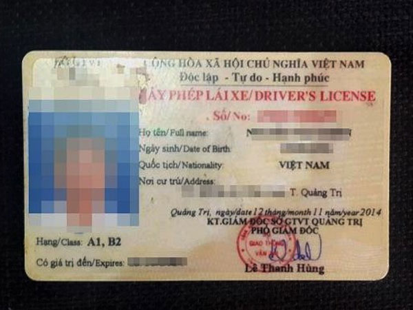 Người phụ nữ đi thi bằng lái ô tô, lộ ra bằng lái xe máy giả
