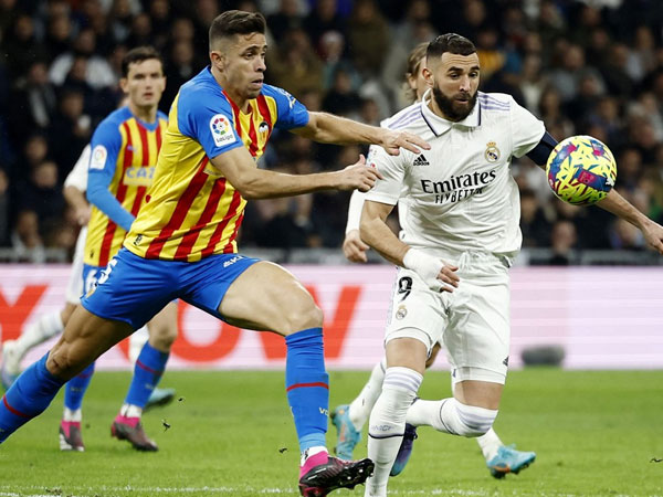 Ghi 2 bàn trong 2 phút, Real kiên trì bám đuôi Barca