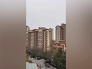 'Đứng tim' chứng kiến nhiều đứa trẻ chạy nhảy trên nóc chung cư cao tầng