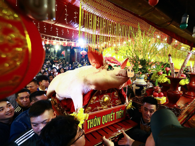 Xuyên đêm rước 17 'ông lợn' vào đình