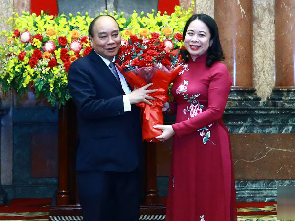 Nguyên Chủ tịch nước Nguyễn Xuân Phúc bàn giao công tác