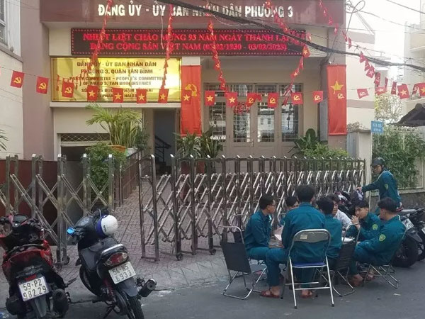Đã xác định người tử vong, nghi nhảy lầu trong sân UBND phường