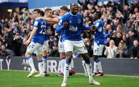 Arsenal thúc thủ trước Everton, nguy cơ bị Man City thu hẹp khoảng cách còn 2 điểm