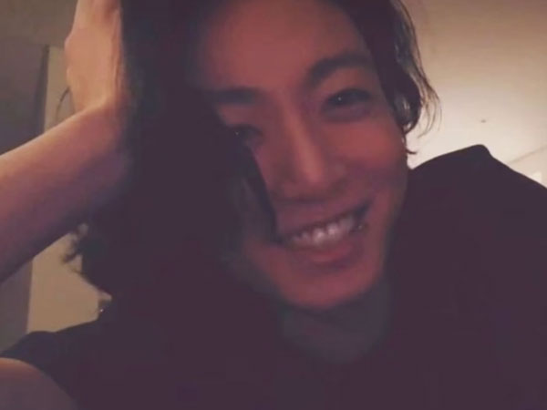 Jungkook (BTS) vô tình cứu 1 cô gái khỏi vụ quấy rối nhờ livestream