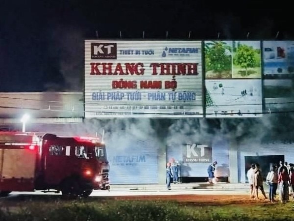 Kho hàng cháy dữ dội, huy động Tiểu đoàn Phòng hóa 38 đến hiện trường