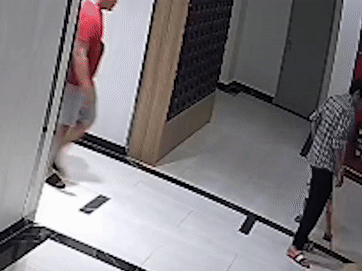 Bảo vệ con trai trước chó thả không rọ mõm, người đàn ông bị chủ chó đánh nhập viện: Chủ chú chó nói gì?