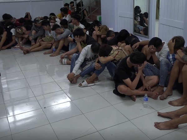 CLIP: Vây bắt 46 thanh thiếu niên mang kiếm, 'bom xăng' đi hỗn chiến