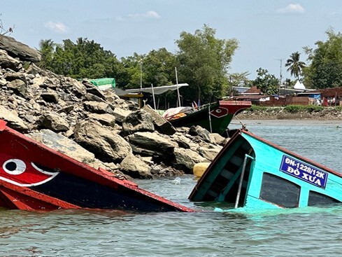 Nguyên nhân ban đầu vụ lật thuyền chở khách trên sông Đồng Nai