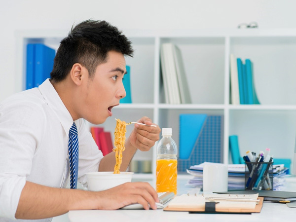 Vì sao dân văn phòng hay mắc bệnh đau dạ dày?