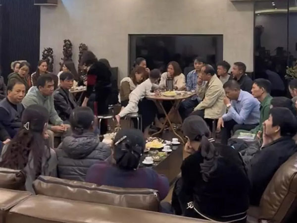 Nhà có đám cưới cho đứa cháu ế lâu năm, cả dòng họ ngồi kín phòng nghe nhiệm vụ được giao