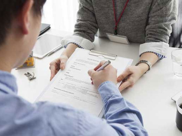 Ngân hàng bán ‘bia kèm lạc’, khách hàng bức xúc ‘một cổ hai tròng’