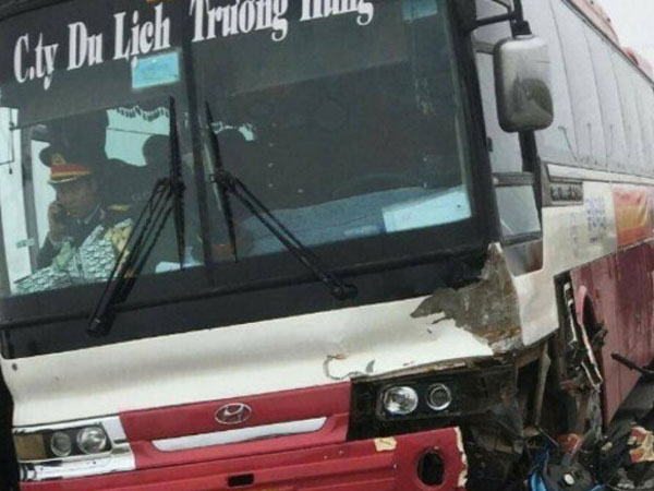 Va chạm với xe ôtô chở tân binh, 2 người đi xe máy tử vong