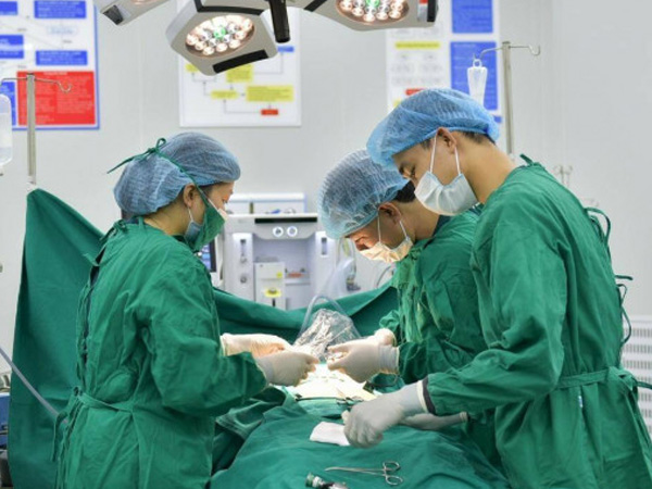 Bé 5 tuổi nguy kịch vì vỡ ruột thừa do cha mẹ chủ quan tưởng rối loạn tiêu hóa