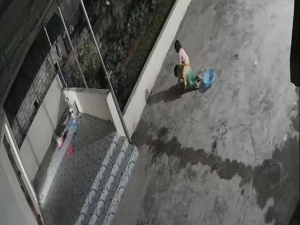 Xót xa hình ảnh cậu bé 3 tuổi ở nhà chăm sóc em một mình, bố đơn thân đi làm rớt nước mắt khi nhìn camera
