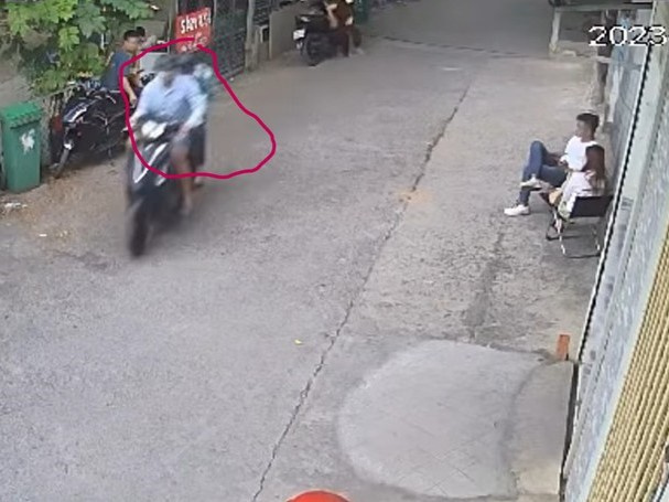 CLIP: Đi mời cưới, cô gái bị giật điện thoại té đập mặt xuống đường